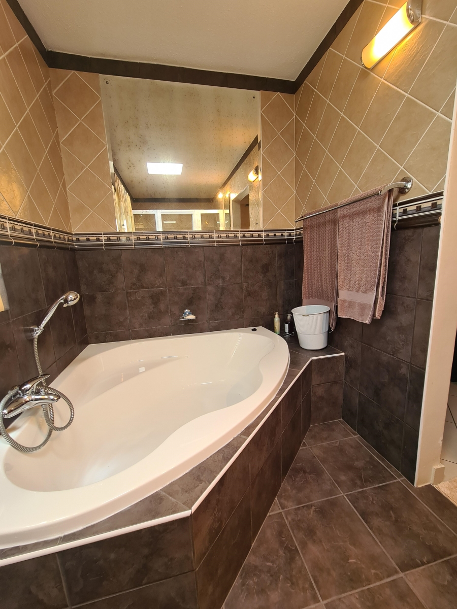 5 Bedroom Property for Sale in Maraldi Estate Free State